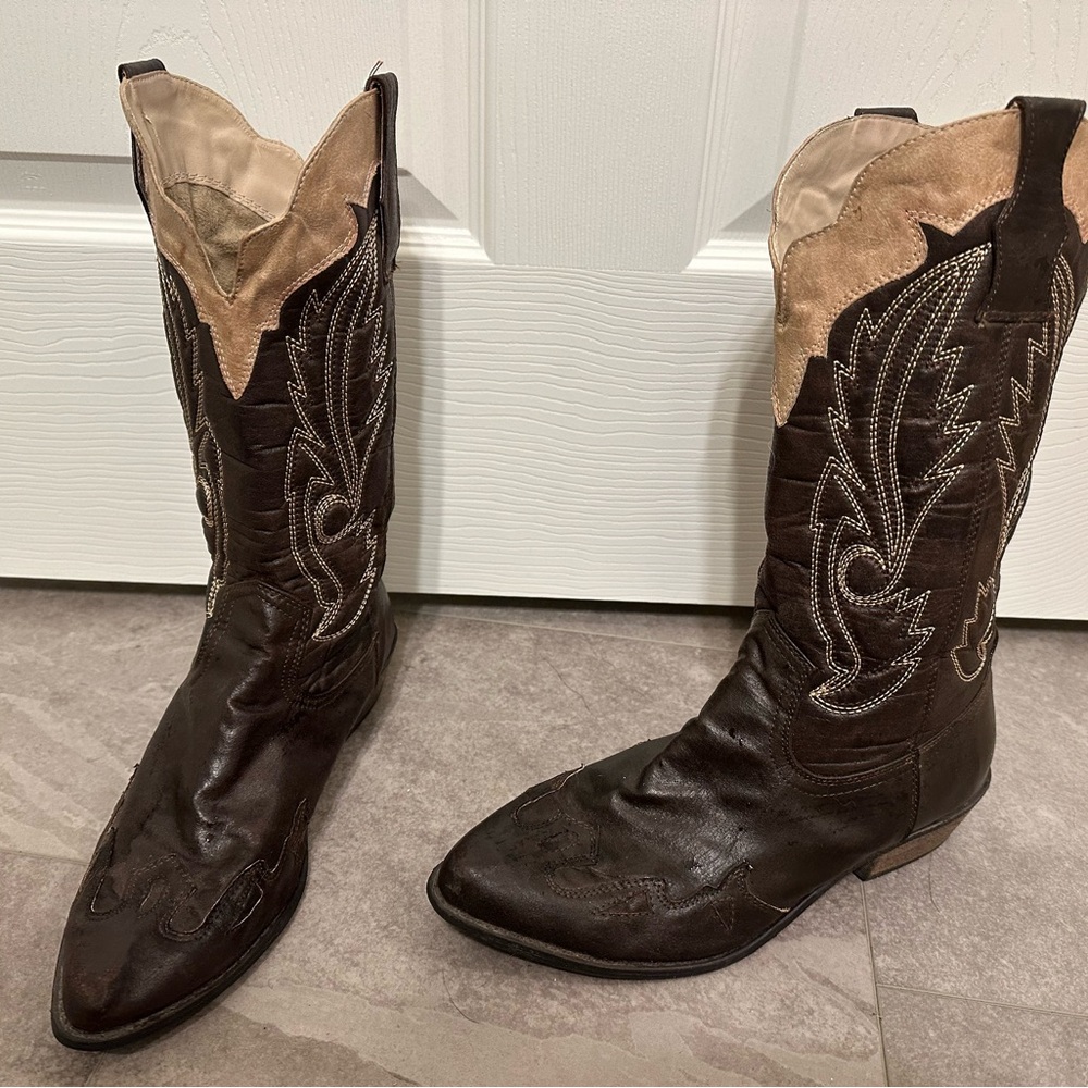 Woman’s cowboy boots gently worn size 9m Coconuts , comfy